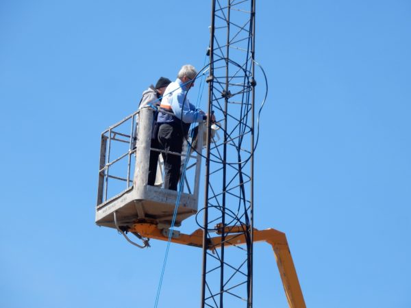 Arne SM7CIL och Enar Bild från det gångna årets verksamhet: SM7MQE monterar repeaterantenner i Mördbylånga (maj 2017).