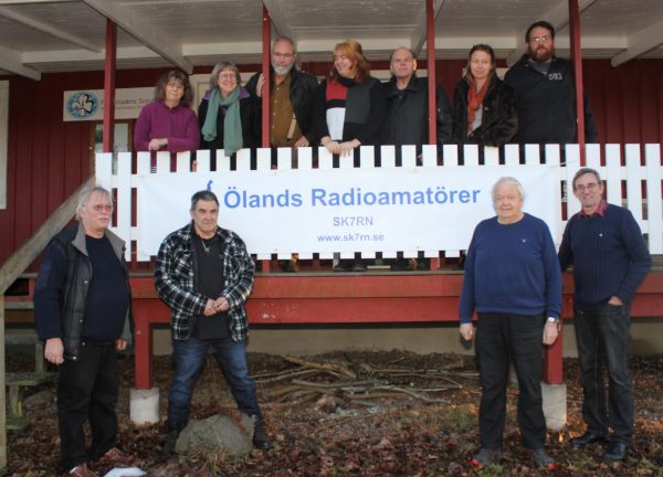 Här är gänget som började kursen till radioamatörcerifikat på Öland i helgen. Högst upp från vänster: Kristina, Ulla och Thomas som åkt från Torup i Halland, Lillemor, Inge, Mia och Micke. På backen Göran, Anders, Örjan och läraren SM7GMD Conny. Foto: Åke/SM7NJD