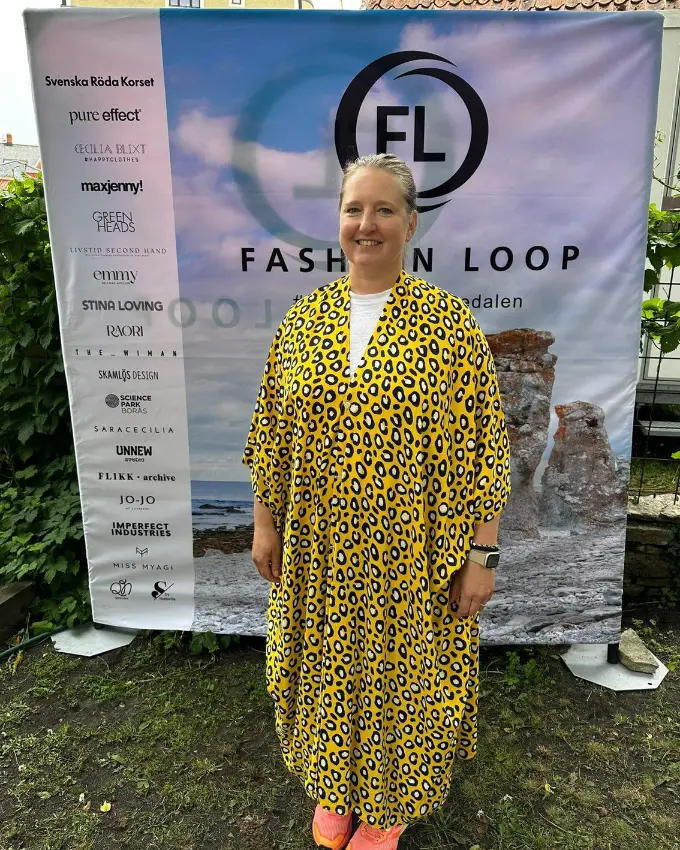 Kvinna i blont hår klädd i en gul kaftan med svarta leopardfläckar på Fashion Loop i Almedalen 2025