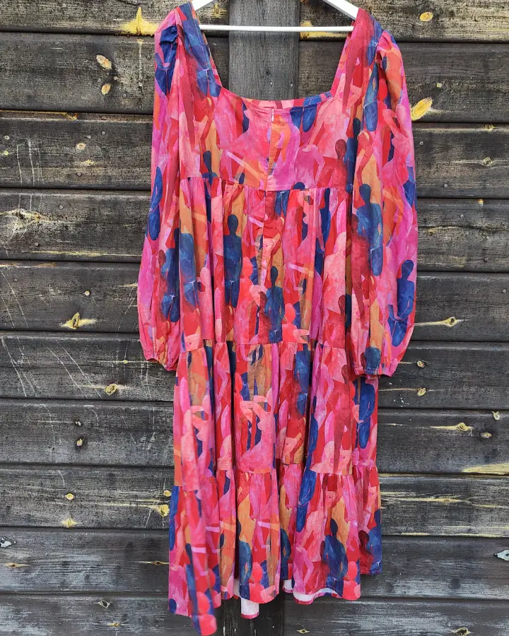 Färgglad bomullsklänning second hand från Never Fully Dressed i plus size-storlek. Långklänning i rosa, rött, blått och orange.