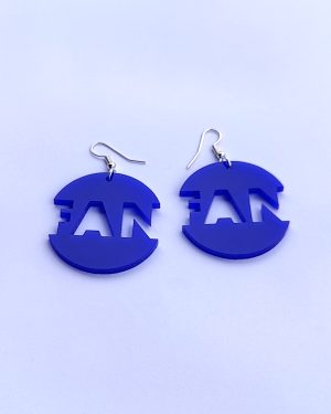 Gröna örhängen i akryl med texten FAB av slow fashion-företaget Skamlös Design