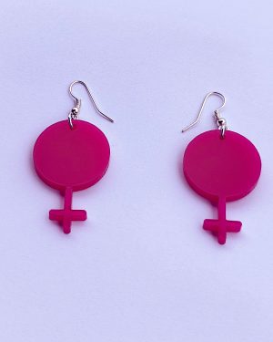 Lila örhängen i akryl med litet kvinnotecken av slow fashion-företaget Skamlös Design