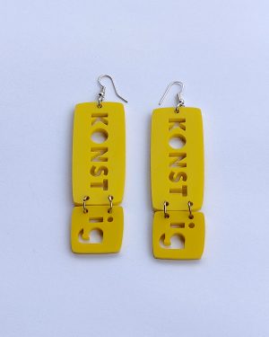 Gula örhängen i akryl med texten Konst-ig av slow fashion-företaget Skamlös Design