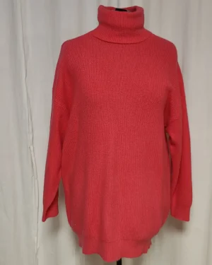 Neonrosa stickad klänning i syntet. Kurerad second hand från slow fashion-företaget Skamlös Design i Vännäsby.