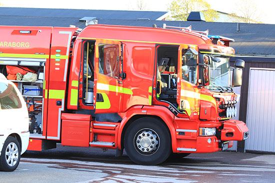 Brandbil vid bilbrand, Barkvägen, Södra Ryd i Skövde