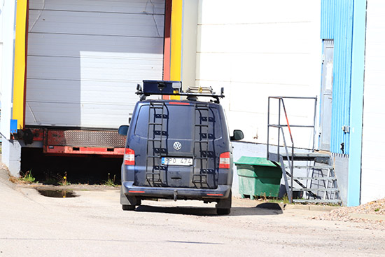 Polisens tekniker på plats för att säkra spår vid mordförsöket i Tibro.