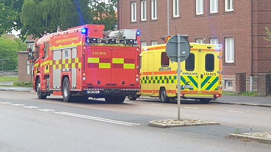 Brandbil och ambulans vid trafikolycka Varnhemsgatan, Skövde