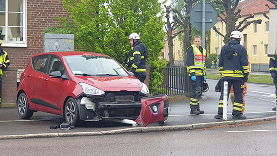 Brandmän vid trafikolycka Varnhemsgatan, Skövde