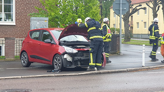 Brandmän vid trafikolycka Varnhemsgatan, Skövde