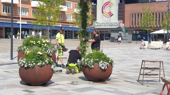 Midsommarstång på Hertig Johans torg i Skövde