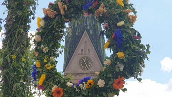 Midsommarstång på Hertig Johans torg i Skövde