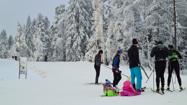 Besökare på Billingens fritidsområde i Skövde i vinterlandskap