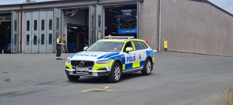 Polisbil hos Nobinas bussterminal i Mariesjö