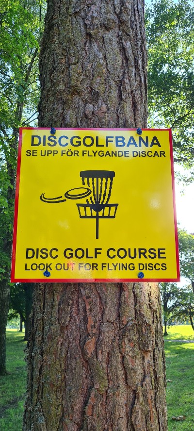 Varningsskylt på discgolfbanan i Karstorp, Skövde