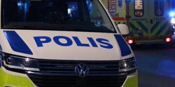 Polisbil-ambulans-Skara-storbrand