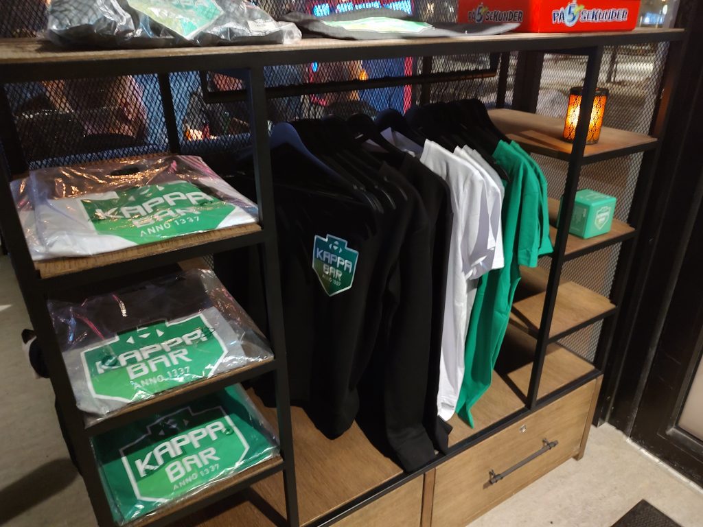 Kläder till salu hos Kappa Bar i Skövde