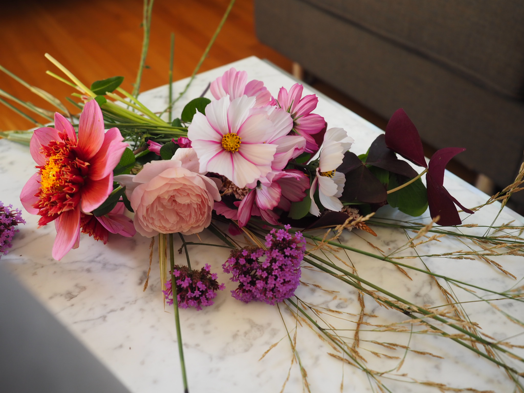 Flytt sensommerhagen inn med blomster i vase.