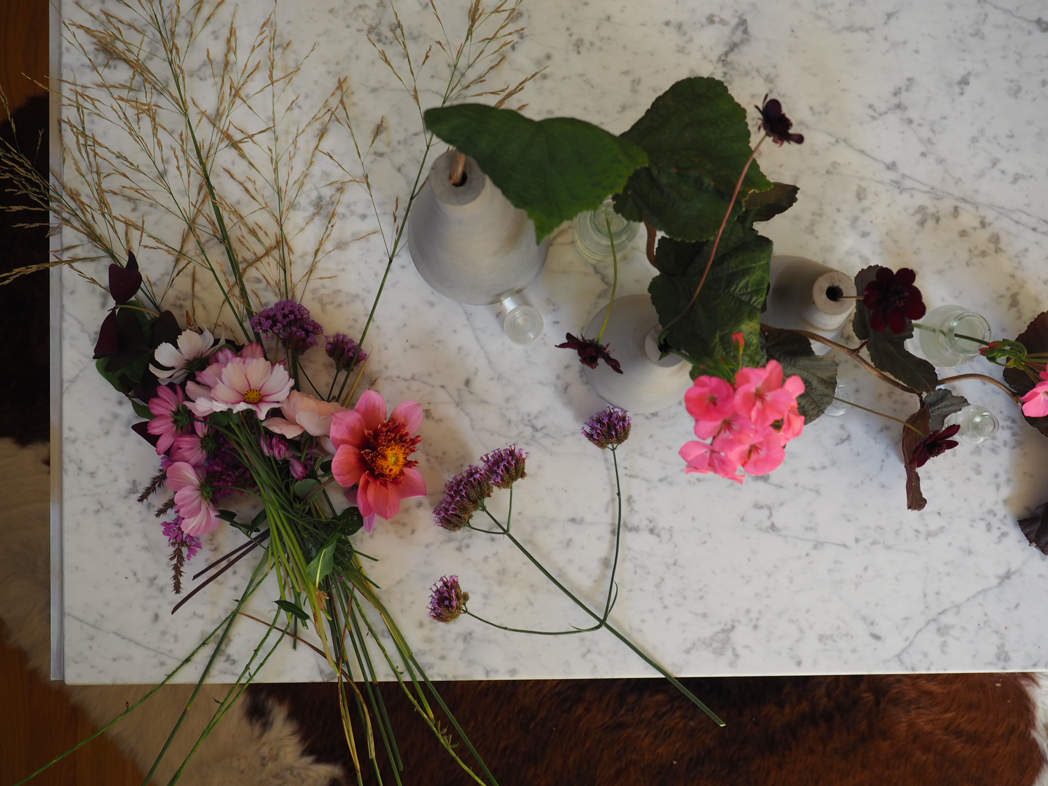 Flytt sensommerhagen inn med blomster i vase. - SkarpiHagen
