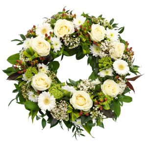 Klassisk begravningskrans med rosor, gerbera, krysantemum, snöbollsbuske, hypericum och gröna blad. Beställ kransen online hos Euroflorist, för leverans direkt till aktuell begravning.