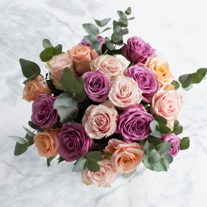 Bukett med rosor i blandade pastellfärger. Skicka buketten med bud via Interflora och uppvakta din vän på Alla Hjärtans Dag!