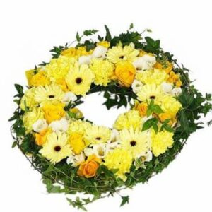 Begravningskrans full med blandade gula blommor på grönt. Beställ online hos Florister i Sverige!