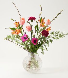 Interfloras marsbukett, en ljuvlig kombination av franska tulpaner, anemoner, nejlikor och alstroemeria. Skicka blommorna med bud - beställ online hos Interflora!