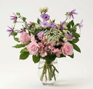 _Bukett osa rosor, lila clematis, prärieklockor och grönt. Finns att beställa hos Interflora.