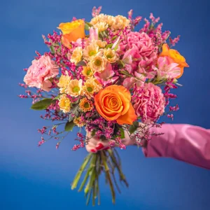 Euroflorists marsbukett, med orange rosor, rosa nejlikor, rosa alstroemeria, gula krysantemum, småblommigt lila och gröna blad. Grymt fin!