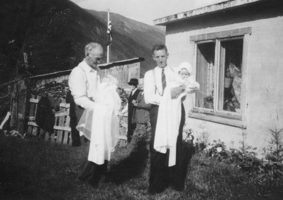 Barnedåp 1963. Oluf Haugen med Anne Haugen og Lars Asplund med Lars Asplund