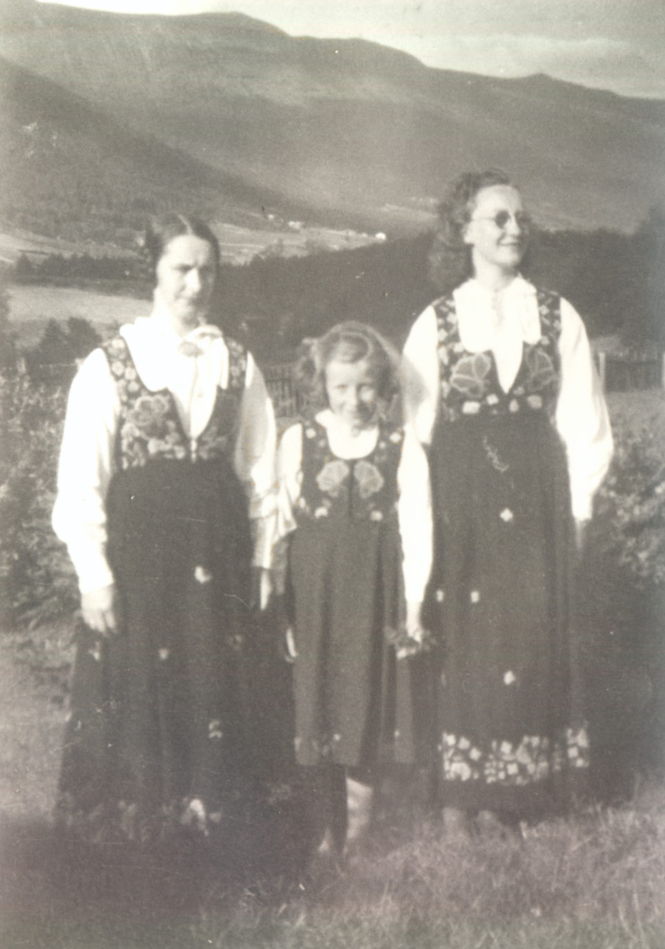 Bestemor, mamma og Ingebjørg (konfirmasjon), 1947