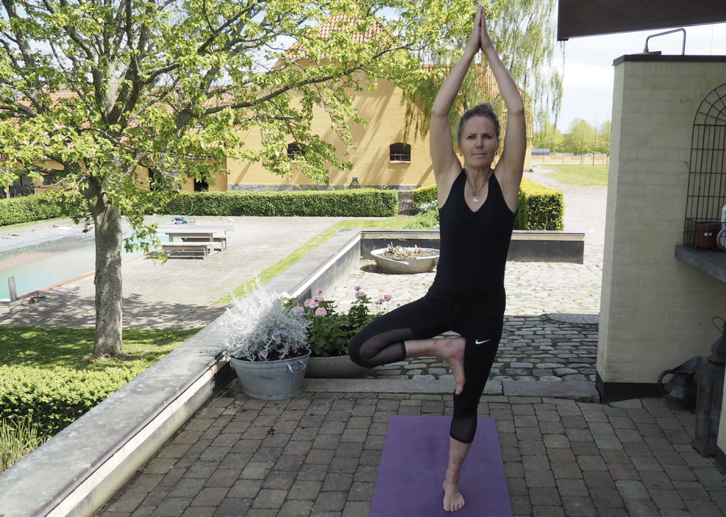 Rikke Fabienke underviser yoga for kvinder og mænd - også udenfor når vejret tillade