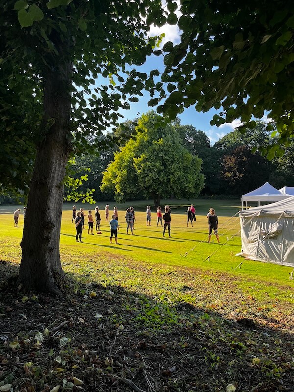 Qigong med Ulla Kronel i parken på Skjørringe Gods til Skjørringe Yoga Festival