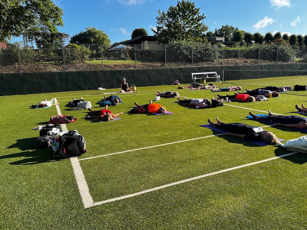 Yogaundervisning på tennisbanen til Skjørringe Yoga Festival