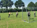 Laatste training S.K.N.W.K. JO11-1 van dit seizoen (89/110)