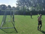 Laatste training S.K.N.W.K. JO11-1 van dit seizoen (92/110)