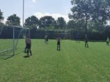 Laatste training S.K.N.W.K. JO11-1 van dit seizoen (94/110)