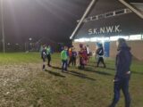 Voetbalpieten bezoeken training S.K.N.W.K. JO7-1, JO9-1 en JO13-1 (40/112)