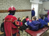 Voetbalpieten bezoeken training S.K.N.W.K. JO7-1, JO9-1 en JO13-1 (91/112)