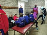 Voetbalpieten bezoeken training S.K.N.W.K. JO7-1, JO9-1 en JO13-1 (95/112)