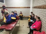 Voetbalpieten bezoeken training S.K.N.W.K. JO7-1, JO9-1 en JO13-1 (97/112)