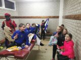 Voetbalpieten bezoeken training S.K.N.W.K. JO7-1, JO9-1 en JO13-1 (109/112)