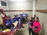 Voetbalpieten bezoeken training S.K.N.W.K. JO7-1, JO9-1 en JO13-1 (111/112)