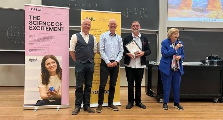 Foto fra overrækkelsen af H.C. Ørsted medaljen i bronze 2023. Stefan Holm (Danmarks Naturfagslærerforening), Ole Stahl (Topsoe A/S), medaljemodtager Per Saxtorph Jørgensen og Dorte Marianne Olesen (Direktionsmedlem SNU)