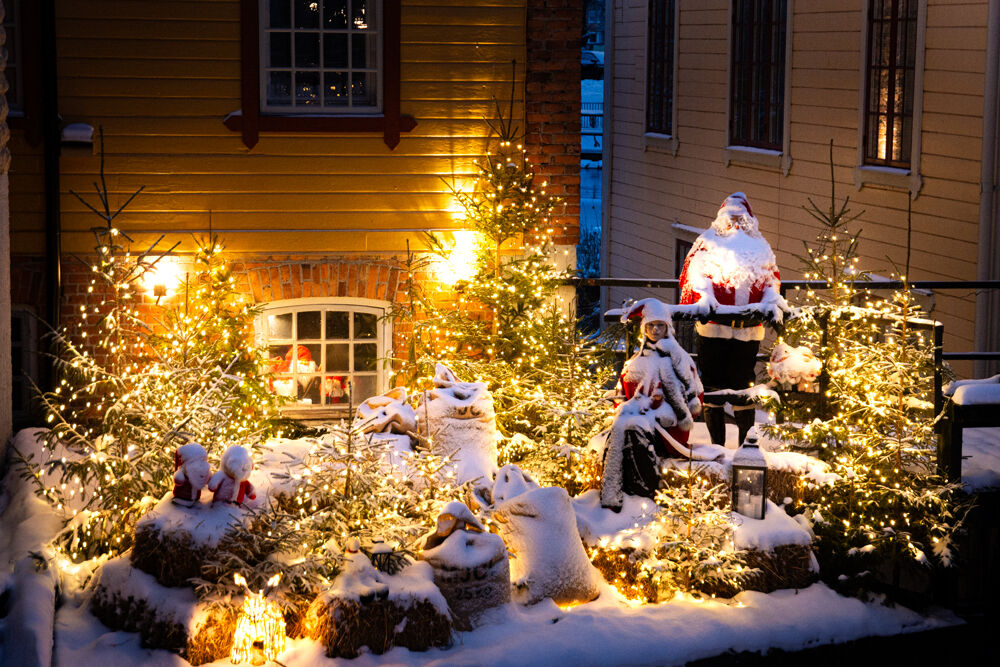 Snöiga tomtar i centrala Mjölby.