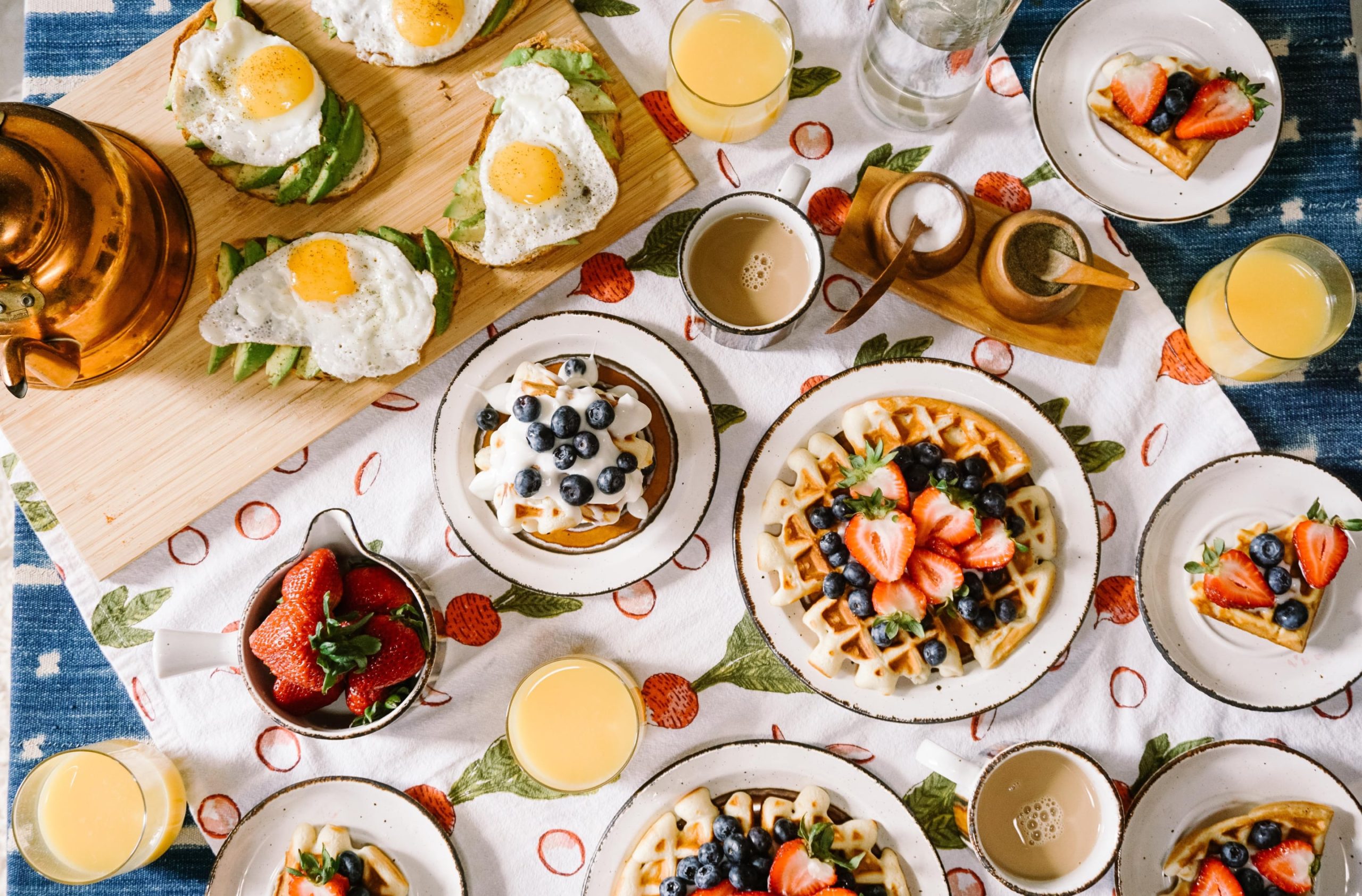 Breakfast Delight With Strawberry, Egg And Fruit – Slagershuis