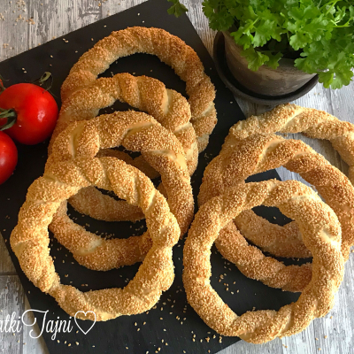 Turski gevrek/ simit, posluzeni so krem od jogurt i lukce