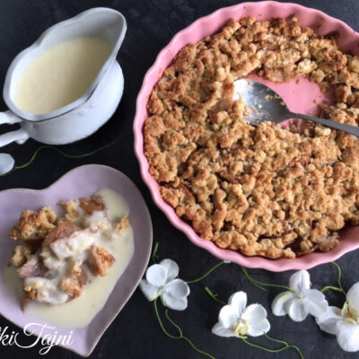 Crumble/troški od puter so jabolko i cimet, posluzeno so sos od vanila!!