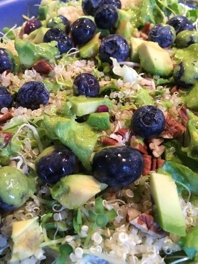 quinoa salade met avocado pecan en blauwe bessen