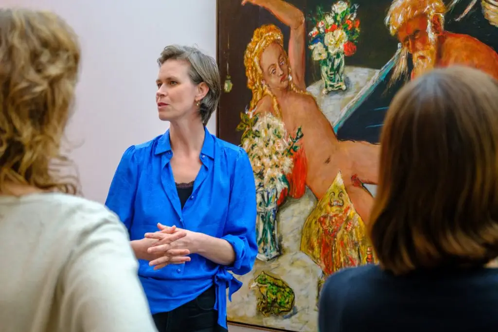 Carla Langenbick samen met publiek tijdens een Slow Art sessie