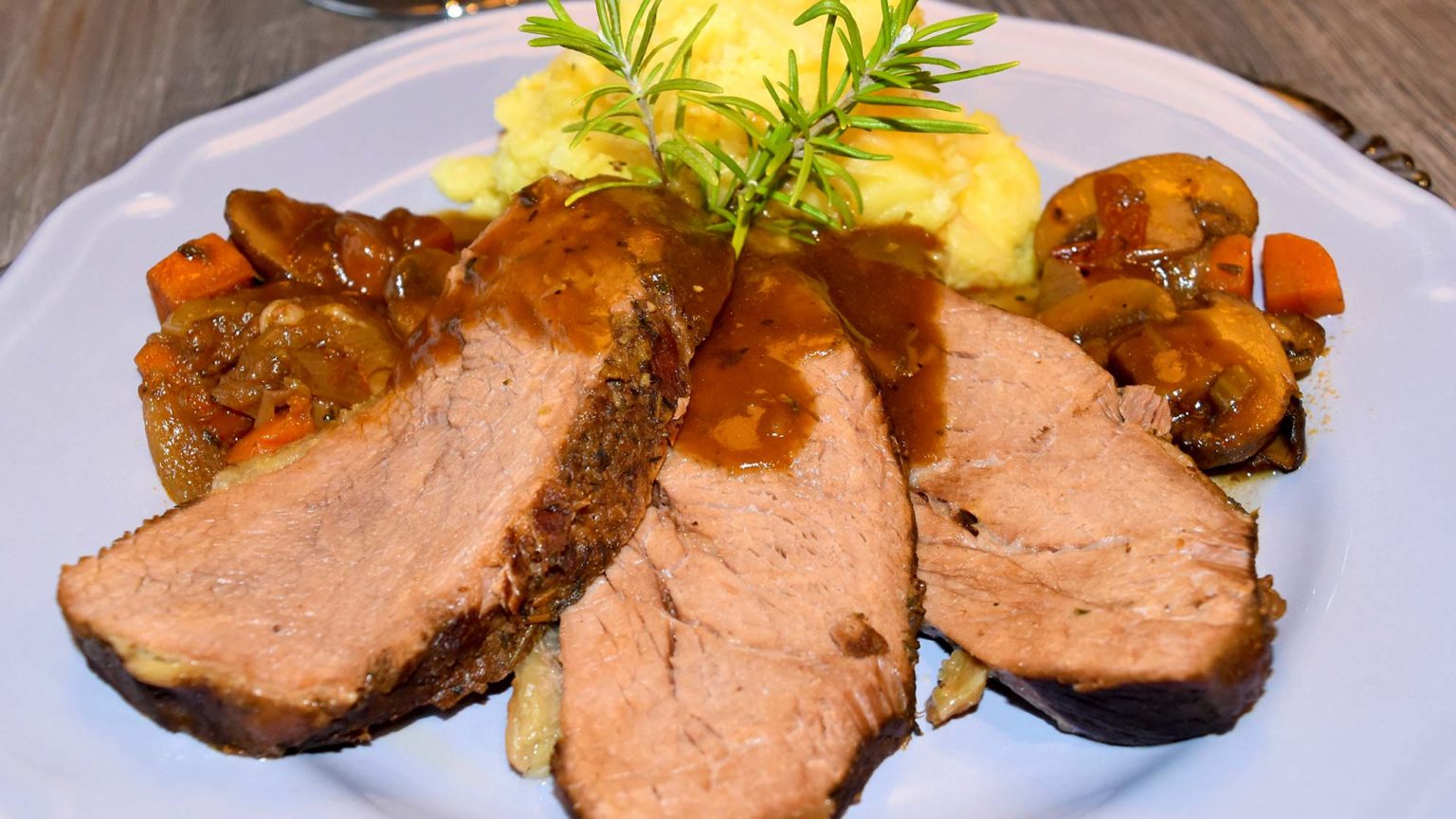 Saftiger Rinderbraten in Rotwein-Sauce – slowcooking.de